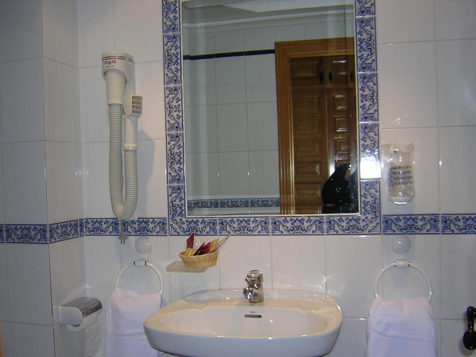 Hostal Restaurante La Muralla Canete  Екстер'єр фото
